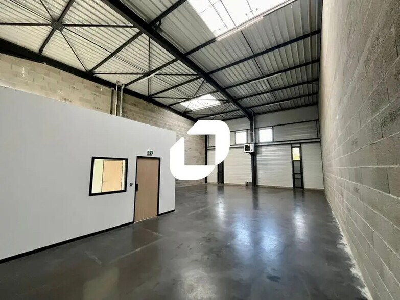 Flex in Meyzieu for lease - Interior Photo - Image 3 of 10