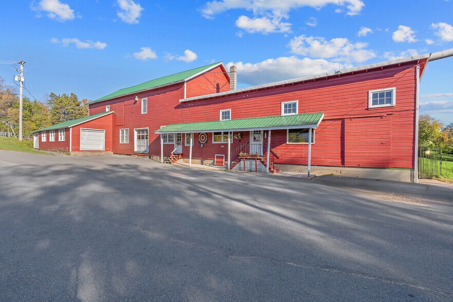 9762 S Bridge St, Croghan, NY à vendre - Photo du bâtiment - Image 2 de 39