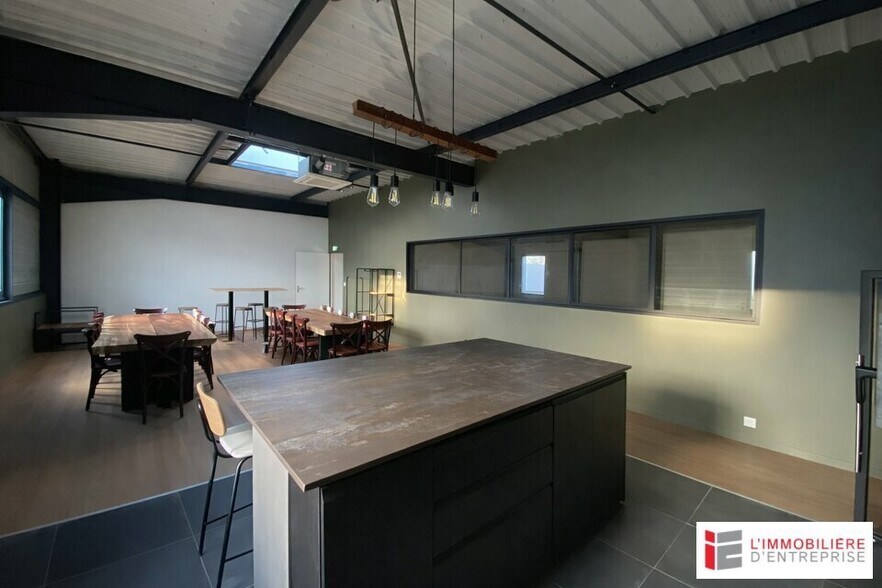 Flex in Rennes for lease - Interior Photo - Image 2 of 9