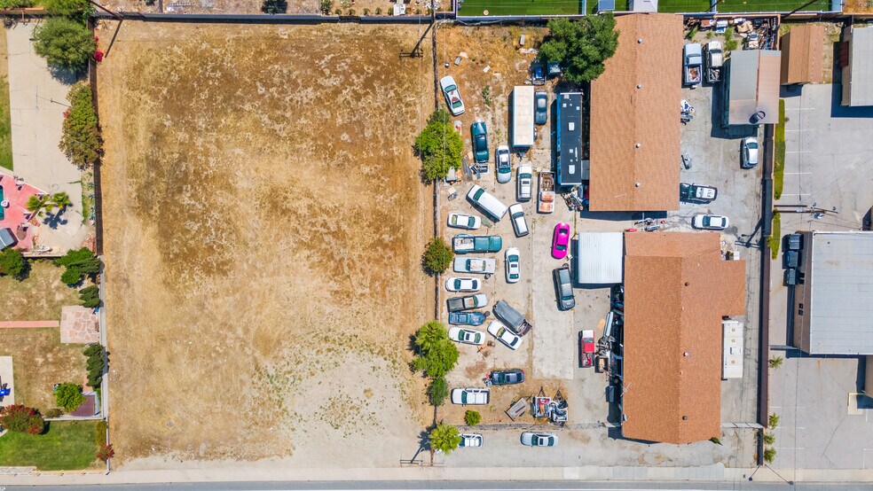 8265 Juniper Ave, Fontana, CA à vendre - Aérien - Image 2 de 9