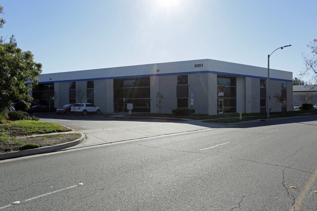 Plus de détails pour 8351 Elm Ave, Rancho Cucamonga, CA - Industriel à louer