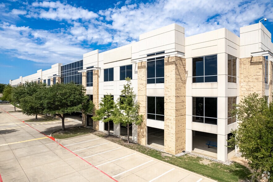 350 Highland Dr, Lewisville, TX à louer - Photo du bâtiment - Image 3 de 11