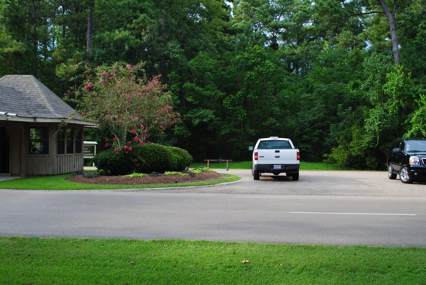 102 Fontainbleau Dr, Mandeville, LA à louer - Photo du bâtiment - Image 3 de 7