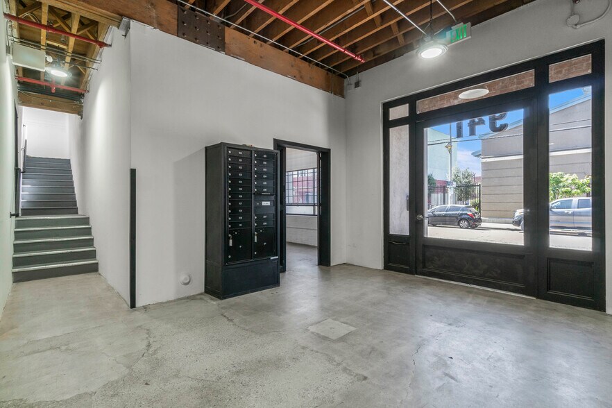 941 E 2nd St, Los Angeles, CA à louer - Photo intérieure - Image 3 de 15