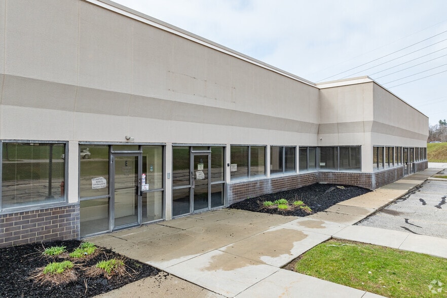 4400 Renaissance Pky, Warrensville Heights, OH à louer - Photo du bâtiment - Image 3 de 9