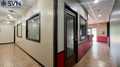 611 E State St, Geneva, IL à louer Photo intérieure- Image 1 de 1