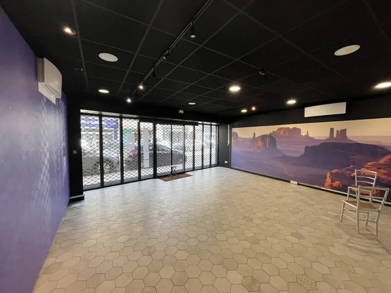 Retail in Bordeaux for lease - Interior Photo - Image 2 of 7