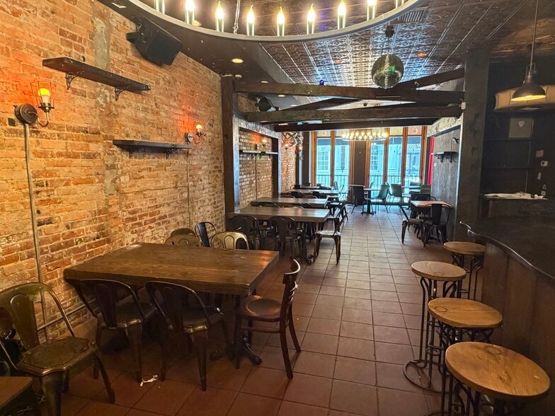 1305 Locust St, Philadelphia, PA for lease - Interior Photo - Image 2 of 5