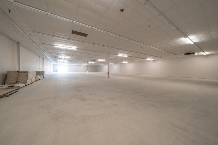23351 Eureka Rd, Taylor, MI à louer - Photo du bâtiment - Image 3 de 14