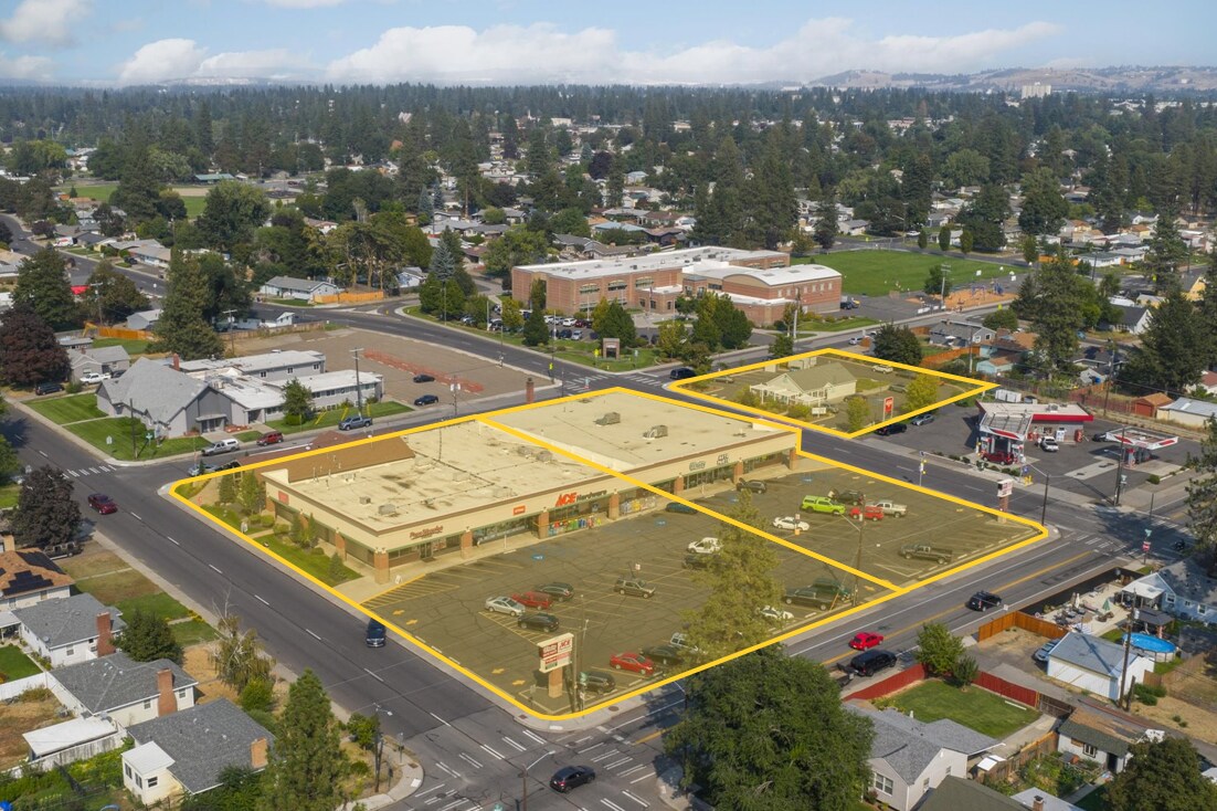 Ash & Rowan Shopping Center portfolio of 3 properties for sale on LoopNet.ca Building Photo- Image 1 of 16