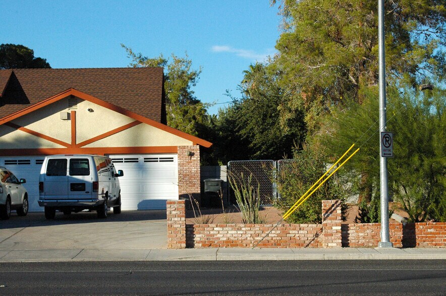 3716 E Russell Rd, Las Vegas, NV à vendre - Photo du bâtiment - Image 2 de 14