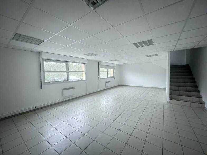 Flex in Chambly for lease - Interior Photo - Image 2 of 6