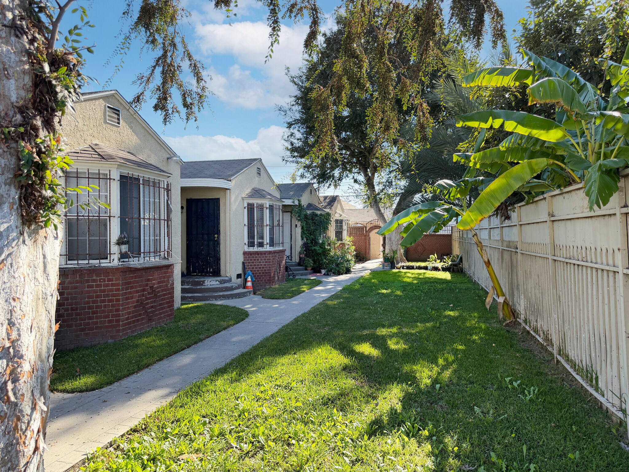 338 W Magnolia St, Compton, CA à vendre Photo du bâtiment- Image 1 de 7