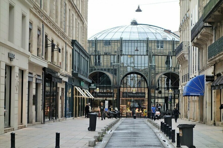 Commerce de détail dans Bordeaux à louer - Photo du bâtiment - Image 2 de 2