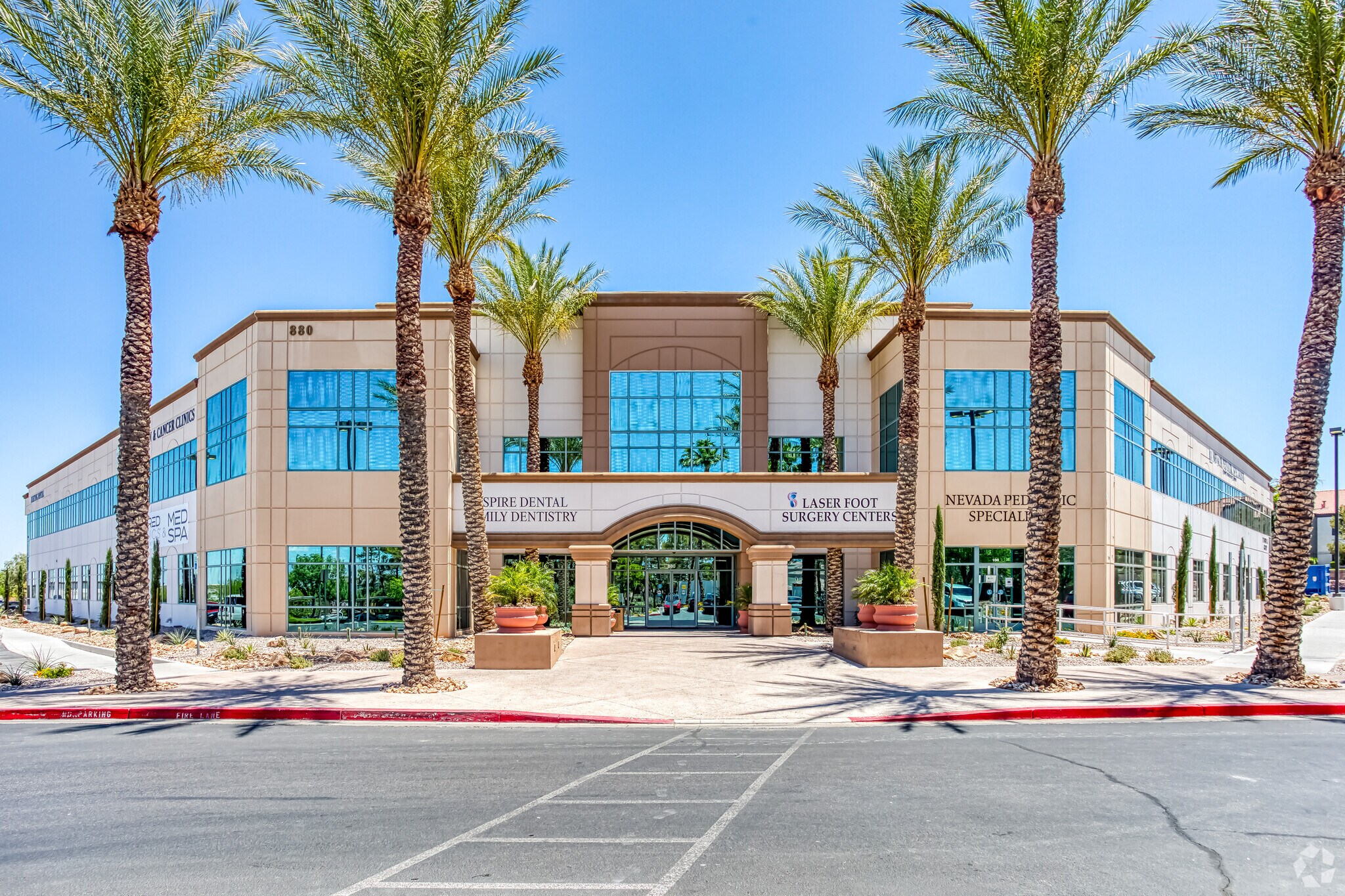 880 Seven Hills Dr, Henderson, NV à louer Photo du bâtiment- Image 1 de 11