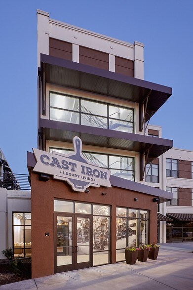 611 Veterans Ave, West Bend, WI à louer - Photo du bâtiment - Image 3 de 11