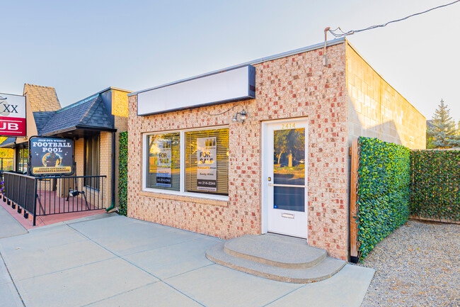 Plus de détails pour 2412-2414 Edmonton Trl NE, Calgary, AB - Commerce de détail à vendre