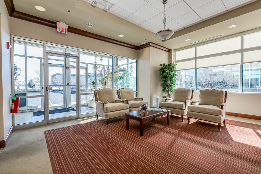 2624 Patriot Blvd, Glenview, IL for sale - Lobby - Image 3 of 35