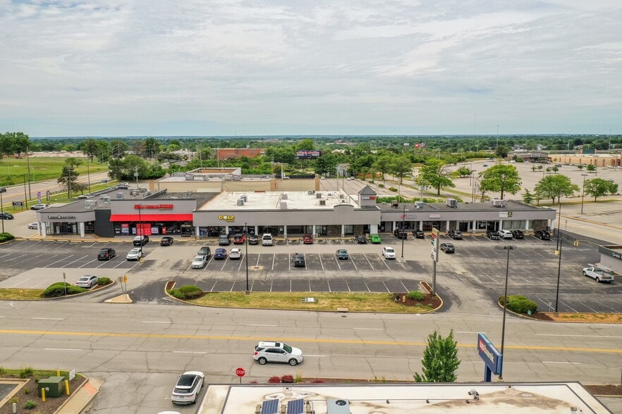 122-144 S County Center Way, Saint Louis, MO for lease - Building Photo - Image 1 of 4