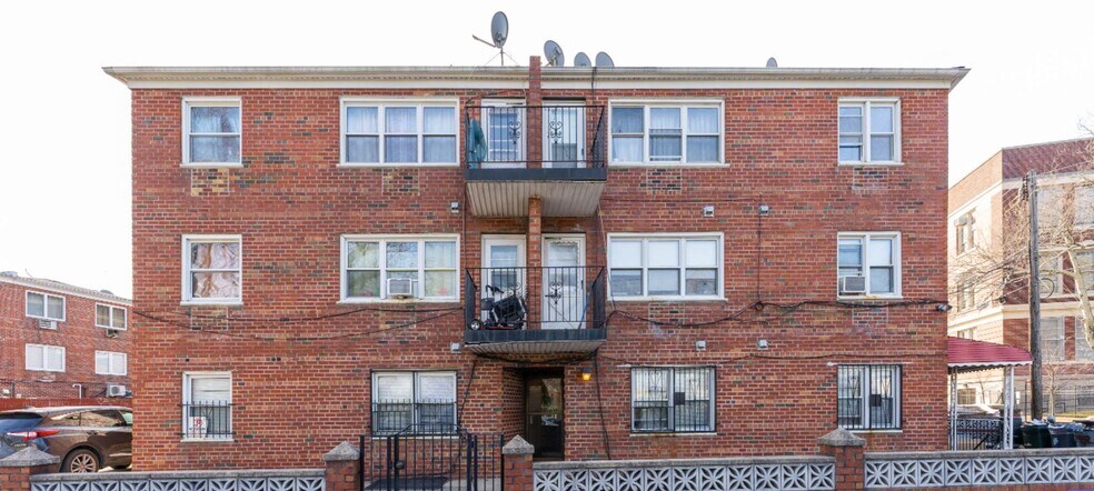 7962 68th Ave, Middle Village, NY à vendre - Photo du bâtiment - Image 3 de 26