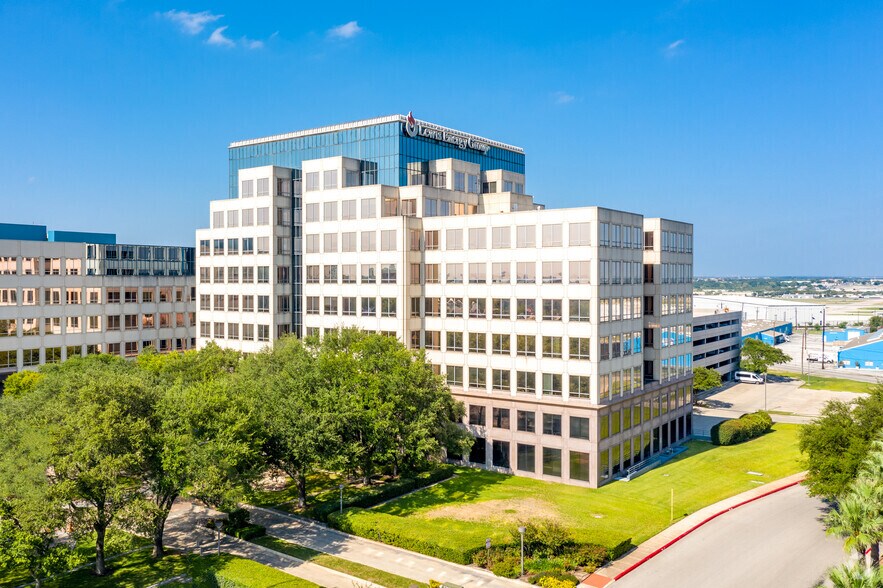 10101 Reunion Pl, San Antonio, TX à louer - Photo du bâtiment - Image 2 de 14