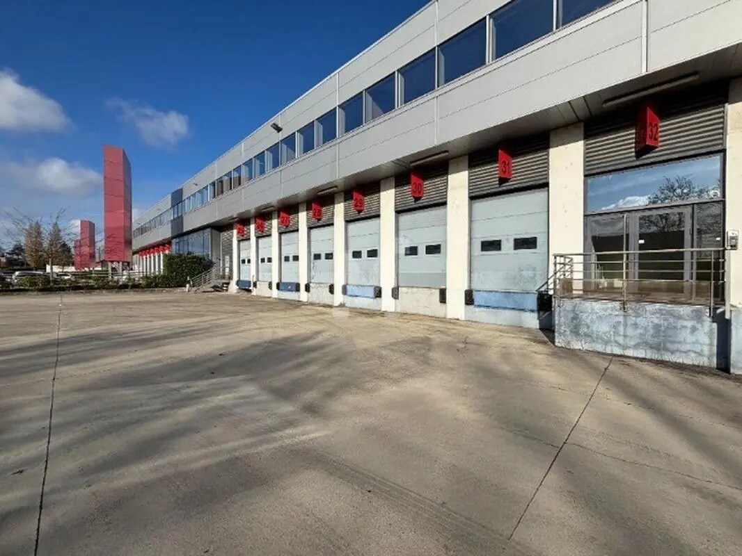 Industrial in Les Ulis for lease Building Photo- Image 1 of 4