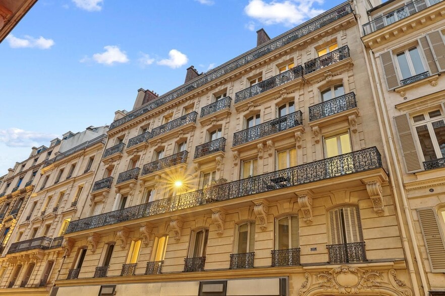 54 Ter Rue De Châteaudun, Paris for lease - Building Photo - Image 1 of 13