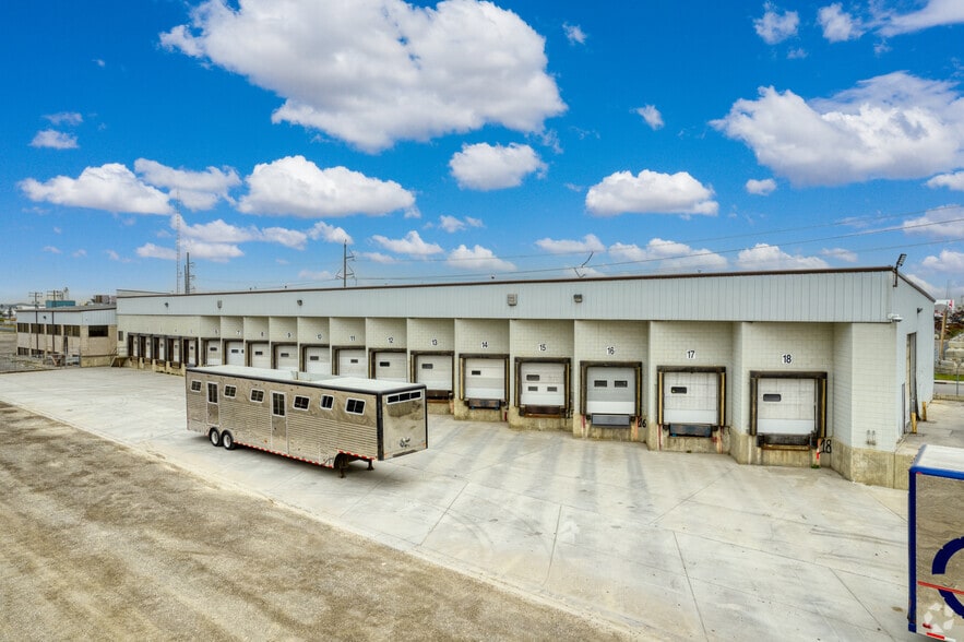 9910 48th St SE, Calgary, AB à vendre - Photo du bâtiment - Image 3 de 7