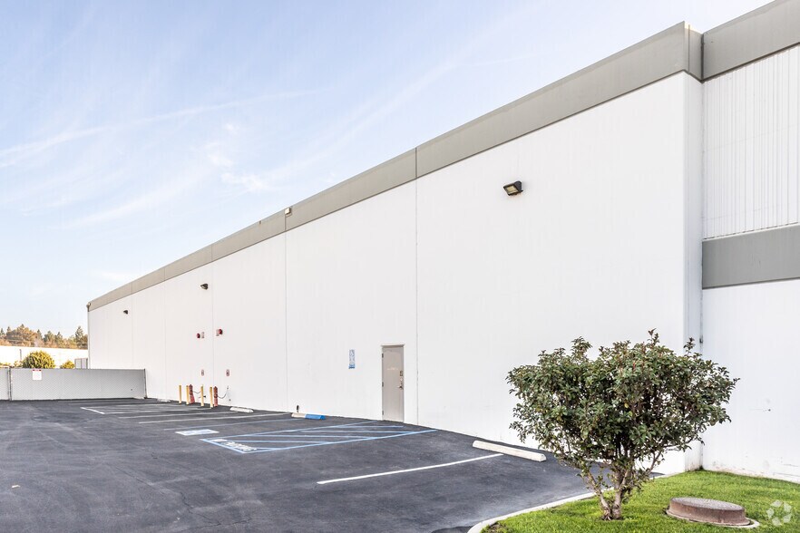 2301 Raymer Ave, Fullerton, CA à vendre - Photo du bâtiment - Image 2 de 8