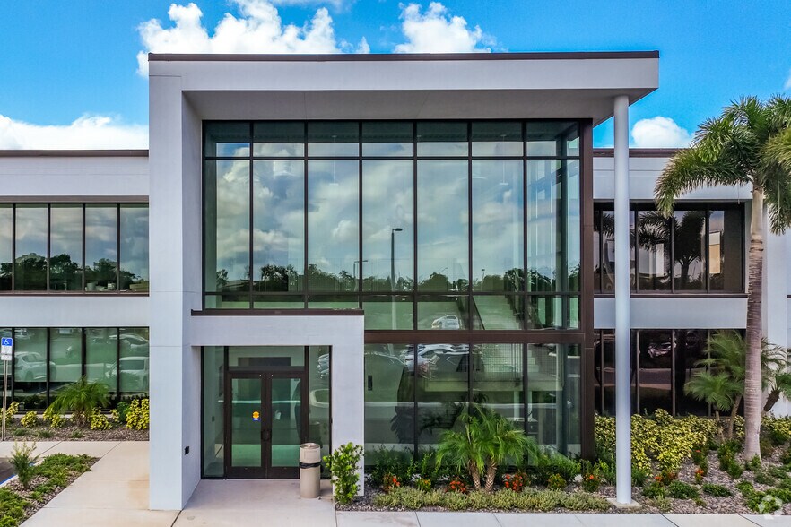 8550 Ulmerton Rd, Largo, FL à louer - Photo du bâtiment - Image 3 de 4