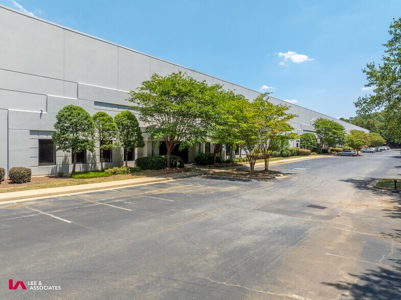 2850 Barrett Lakes Blvd, Kennesaw, GA à louer - Photo du bâtiment - Image 3 de 13
