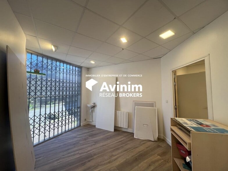 Retail in Sèvres for lease - Interior Photo - Image 2 of 9