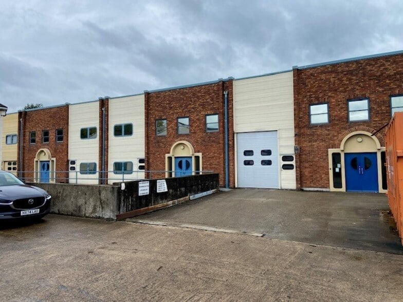 Carrimed House, Glebelands Centre, Dorking for lease - Building Photo - Image 1 of 4