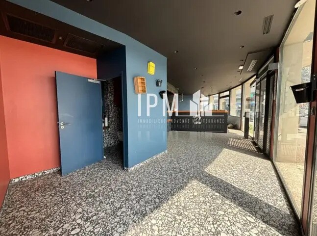 Retail in Toulon for lease - Interior Photo - Image 3 of 7