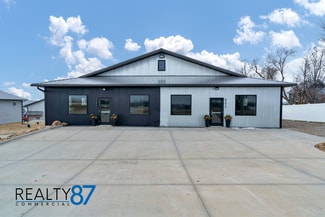 Plus de détails pour 3230 Center Point Rd, Robins, IA - Flex à vendre