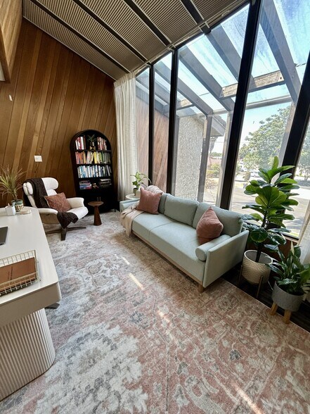 222 E Olive Ave, Redlands, CA à louer - Photo du bâtiment - Image 3 de 9