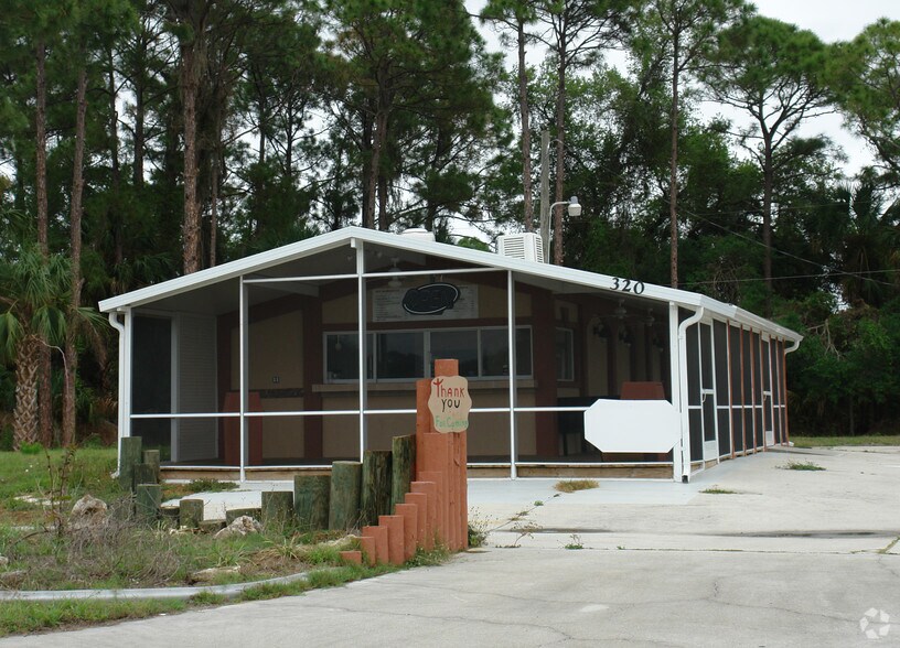 320 Tamiami Trl, Port Charlotte, FL à vendre - Photo du bâtiment - Image 3 de 6