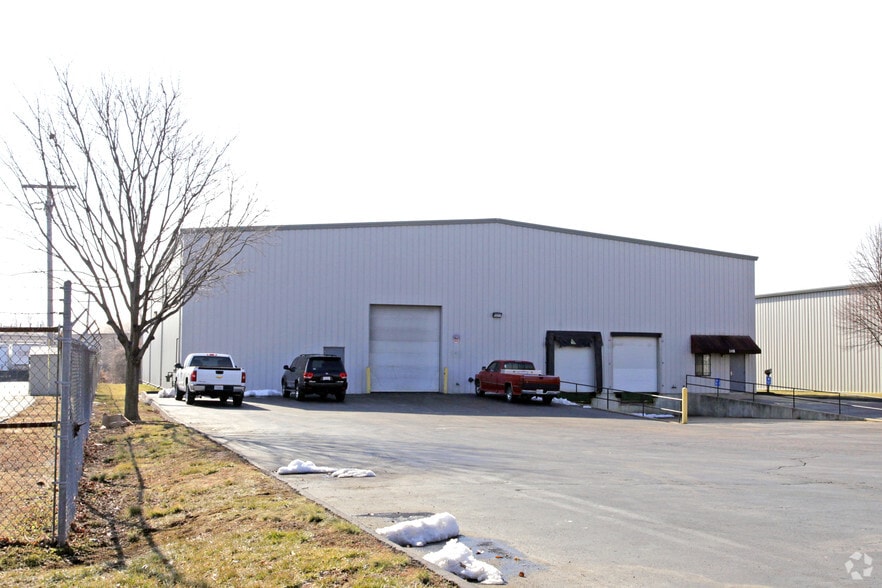 148 NW Northwest Industrial Ct, Bridgeton, MO for lease - Primary Photo - Image 2 of 3