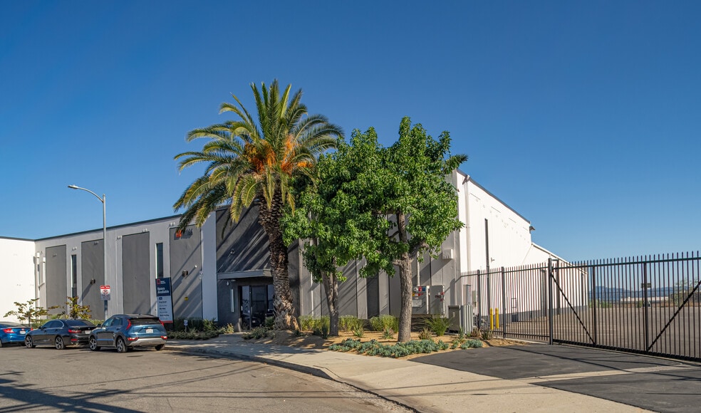 11166 Gault St, North Hollywood, CA for lease - Building Photo - Image 2 of 12