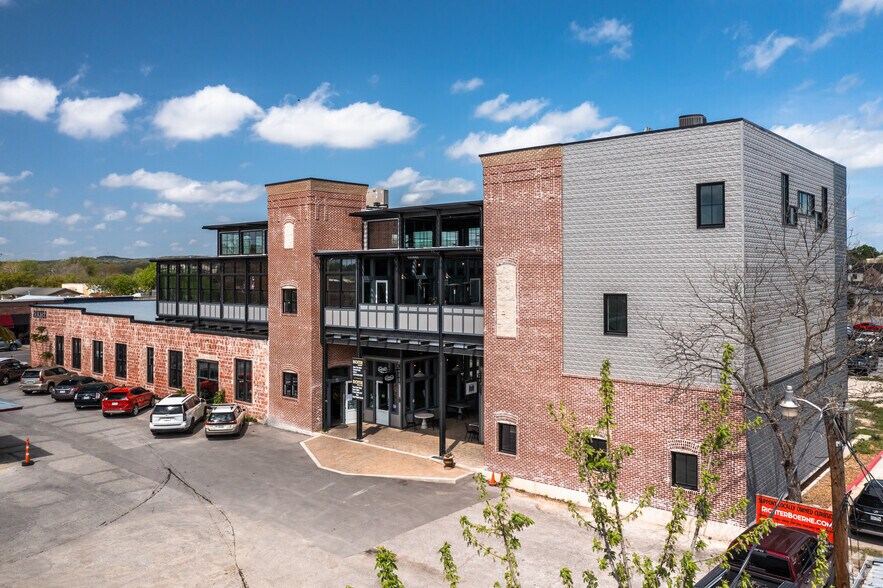 153 S Main St, Boerne, TX à louer - Photo du bâtiment - Image 3 de 22