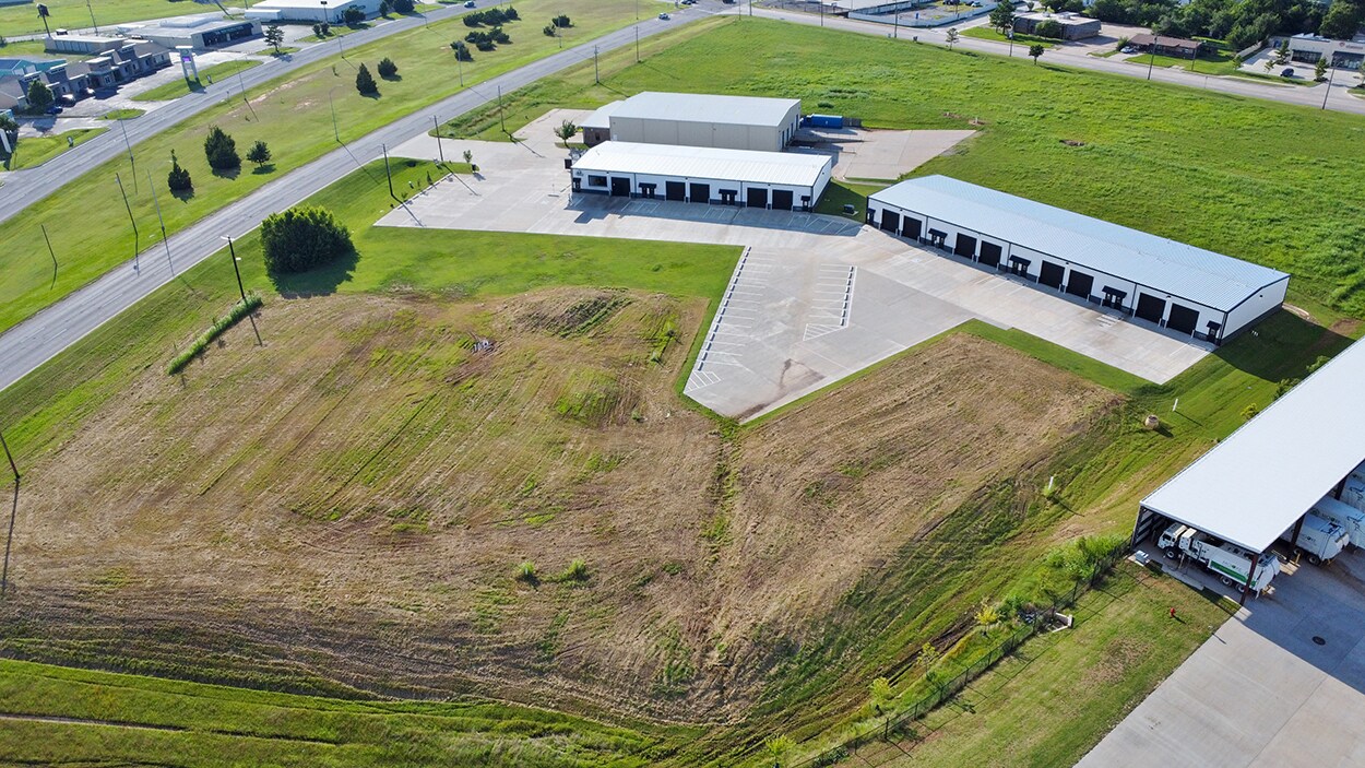 2500 N. Shields Blvd - Bldgs 400 & 500 portefeuille de 2 propriétés à vendre sur LoopNet.ca Aérien- Image 1 de 4