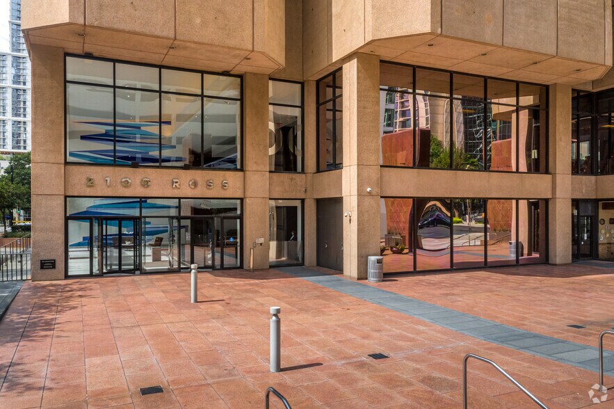 2100 Ross Ave, Dallas, TX à louer - Photo du bâtiment - Image 3 de 11