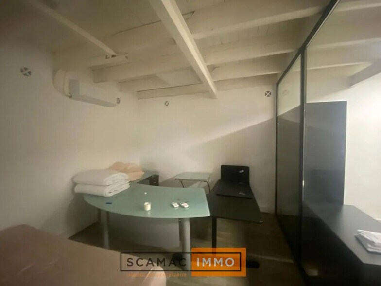 Retail in Marseille for lease - Interior Photo - Image 2 of 9