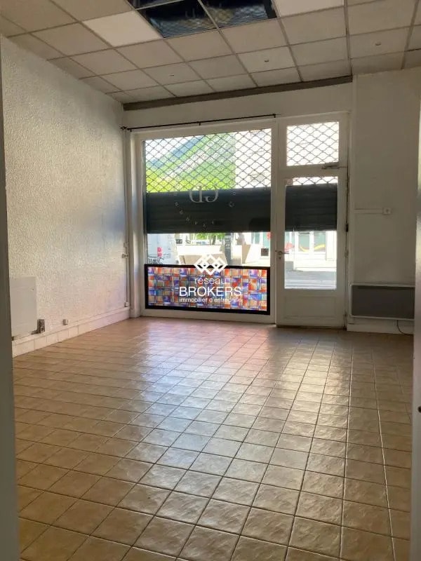 Retail in Grenoble for sale Interior Photo- Image 1 of 8