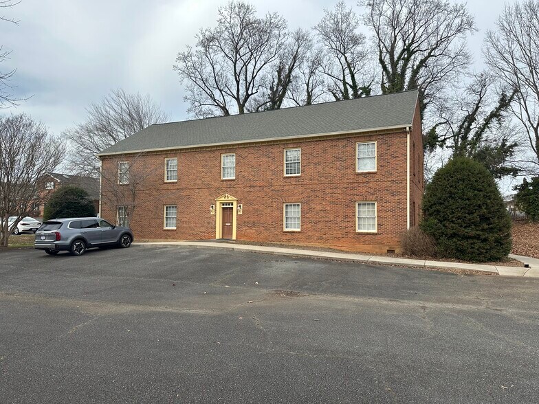 3805 Forrestgate Dr, Winston-Salem, NC à vendre - Photo du bâtiment - Image 2 de 10