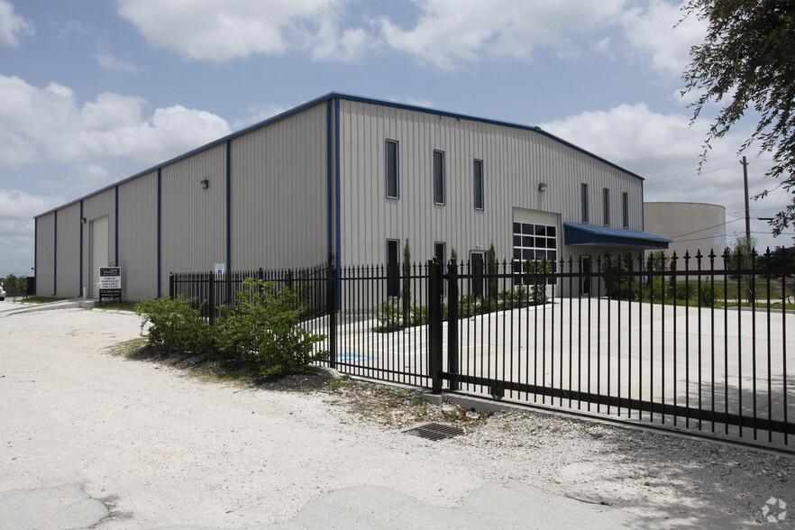 8325 W Monroe Rd, Houston, TX for sale - Building Photo - Image 1 of 1