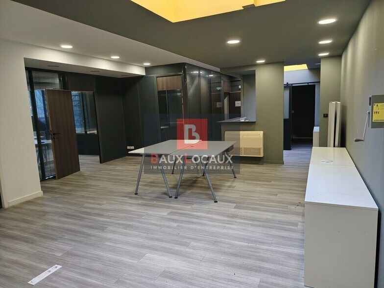 Office in Istres for lease - Interior Photo - Image 1 of 5
