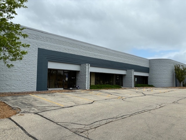 W238N1690 Rockwood Dr, Pewaukee, WI à louer - Photo du bâtiment - Image 2 de 2