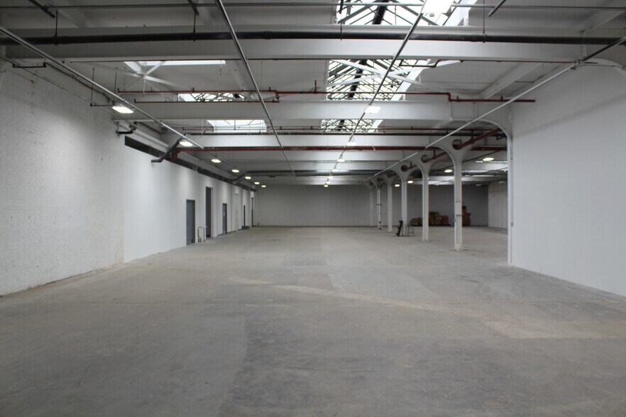 4249 W Diversey Ave, Chicago, IL for sale - Interior Photo - Image 3 of 10