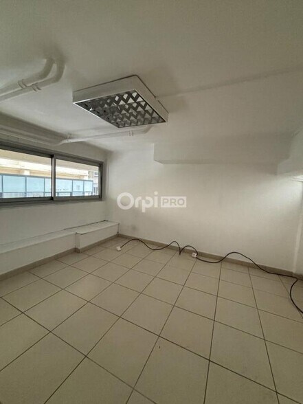 Retail in Toulon for lease - Interior Photo - Image 2 of 4